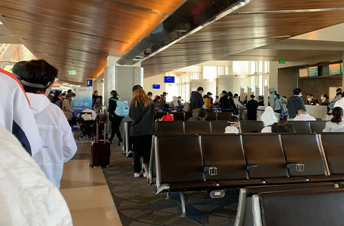 洛杉矶国际机场，等待登上回国航班的人们